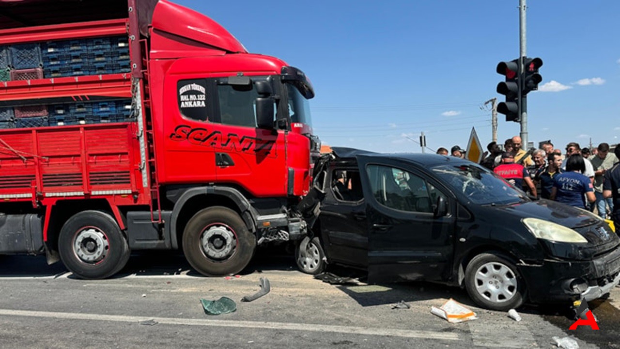 Afyonkarahisar’da Zincirleme Trafik Kazası: 4 Yaralı