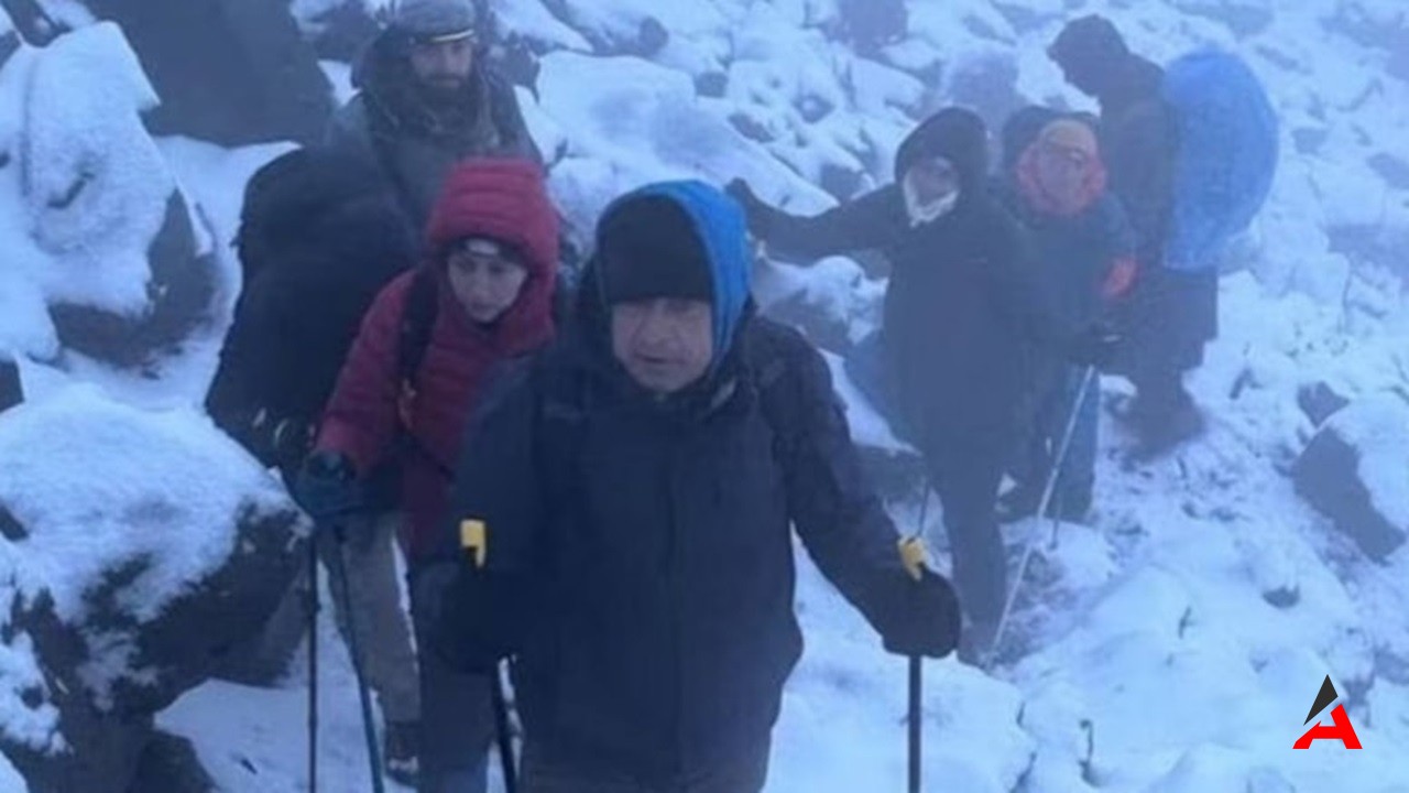 Ağrı Dağı’nda Tırmanış Faciası: İki Can Kaybı, Akademisyenin Ağzından Dehşet Anları!