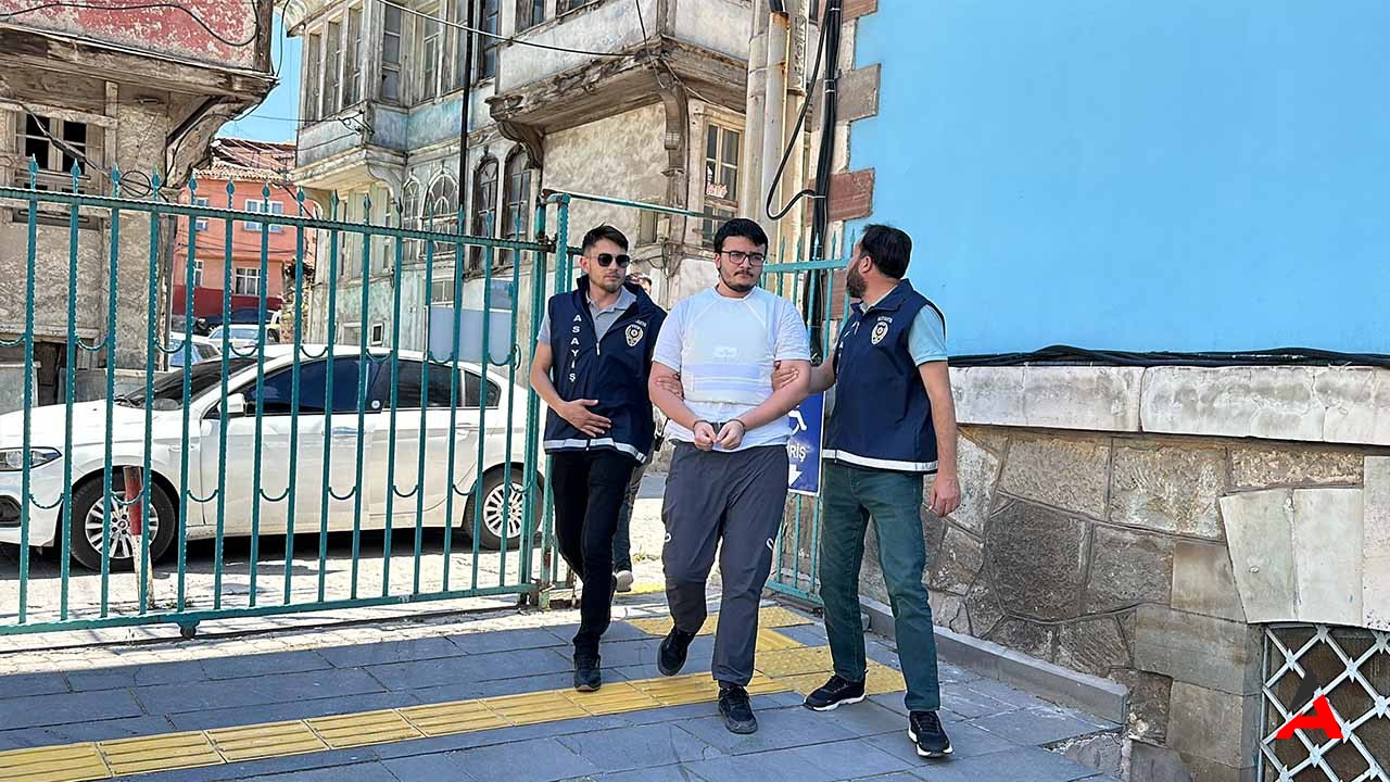 19 Yaşındaki Genç, Annesini ve Üvey Babasını Öldürdü