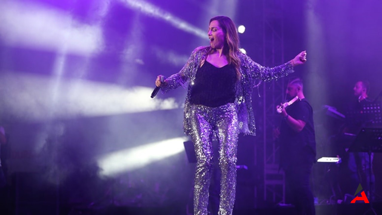 Despina Vandi’den Skandal Talep: Türk Bayrağı ve Atatürk Posteri İndirilsin!
