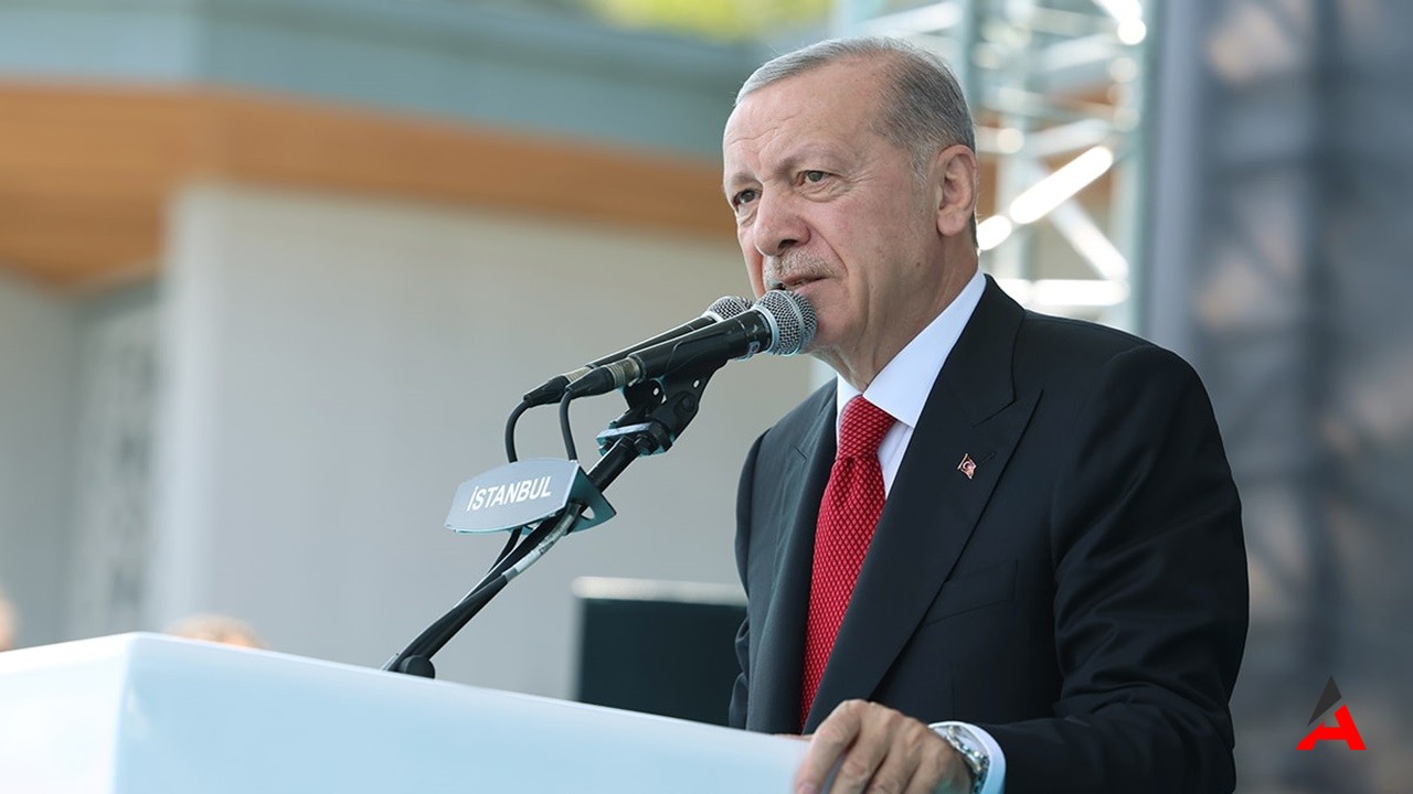 Erdoğan’dan 15 Temmuz Töreninde Sert Mesaj: “Darbe Girişimini Tiyatro Diyenleri Asla Affetmeyeceğiz”