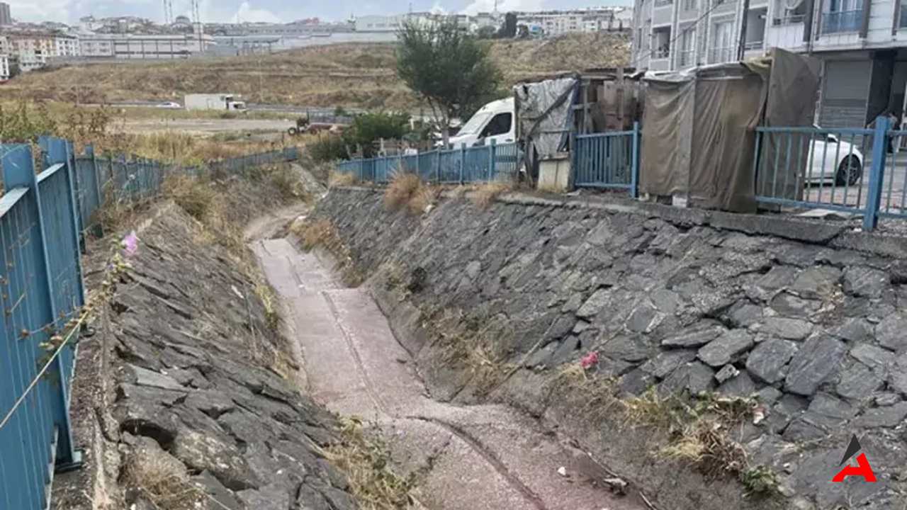 Esenyurt’ta Şiddetli Yağışların Ardından Dereden Kırmızı Su Akıyor: Vatandaşlar Endişeli