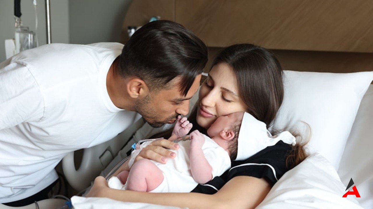 İrfan Can Kahveci’nin İkinci Bebek Sevinci: Minik Ata, Dünya Fenerbahçeliler Günü’nde Doğdu!