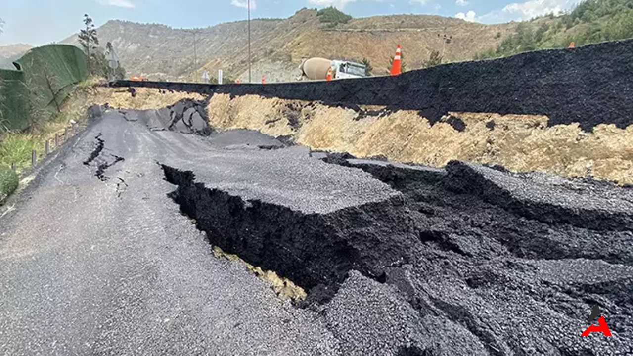 Karabük’te Yol Çöktü, Demir Yolu Kapandı: Ulaşım Felç Oldu!