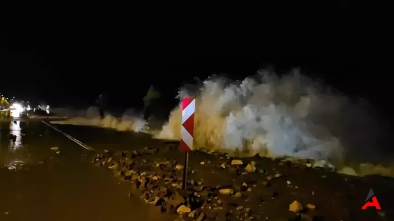 Kastamonu’da Fırtınanın Etkisi: Dev Dalgalar Sahilleri Vurdu, Yollar Göle Döndü
