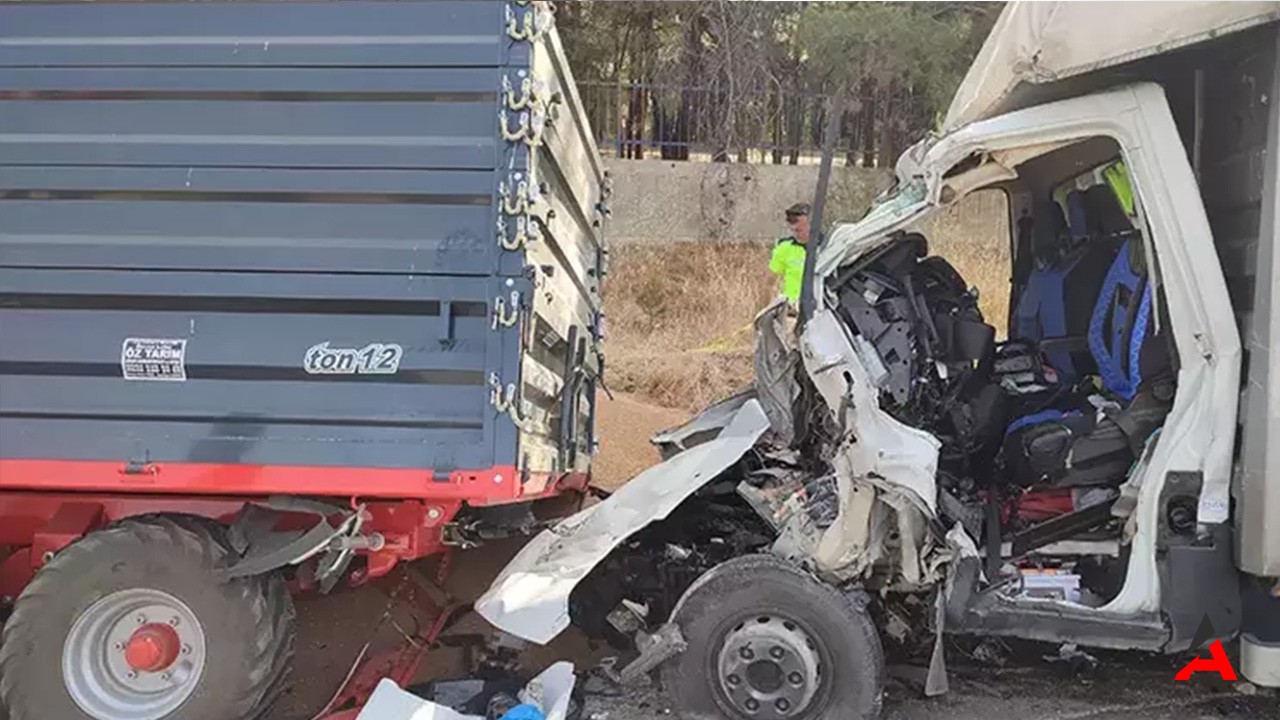 Keşan’da Kamyonetle Traktör Çarpıştı, 3 Kişi Ölü, 1 Yaralı!