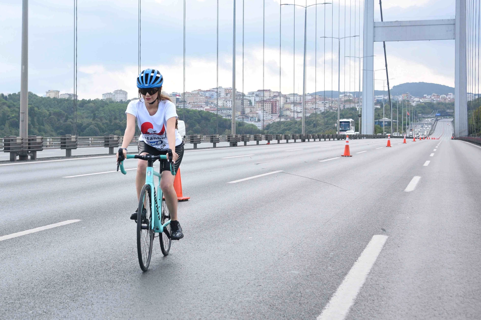 Kıtaları Birleştiren Pedallar: Ünlü Oyuncu Bisikletle Asya’ya Geçti