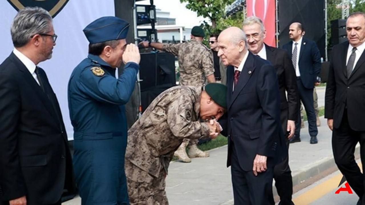 MHP’den El Öpme Tartışmasına Sert Yanıt: “Tesadüf Değil!”