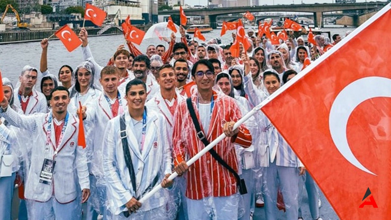 Paris Olimpiyatları’nda Türk Sporcuların Kıyafetleri Tepki Çekti: “Pijama Gibi” Eleştirisi!