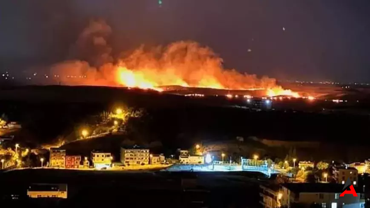 Silvan’da Rüzgarın Etkisiyle Büyüyen Anız Yangınına Müdahale Sürüyor