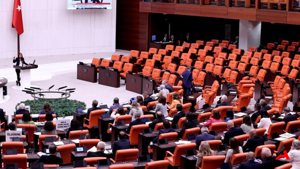 TBMM’de Gergin Anlar: AKP’li Vekiller Kadıgil’in Konuşması Sırasında Salonu Terk Etti!