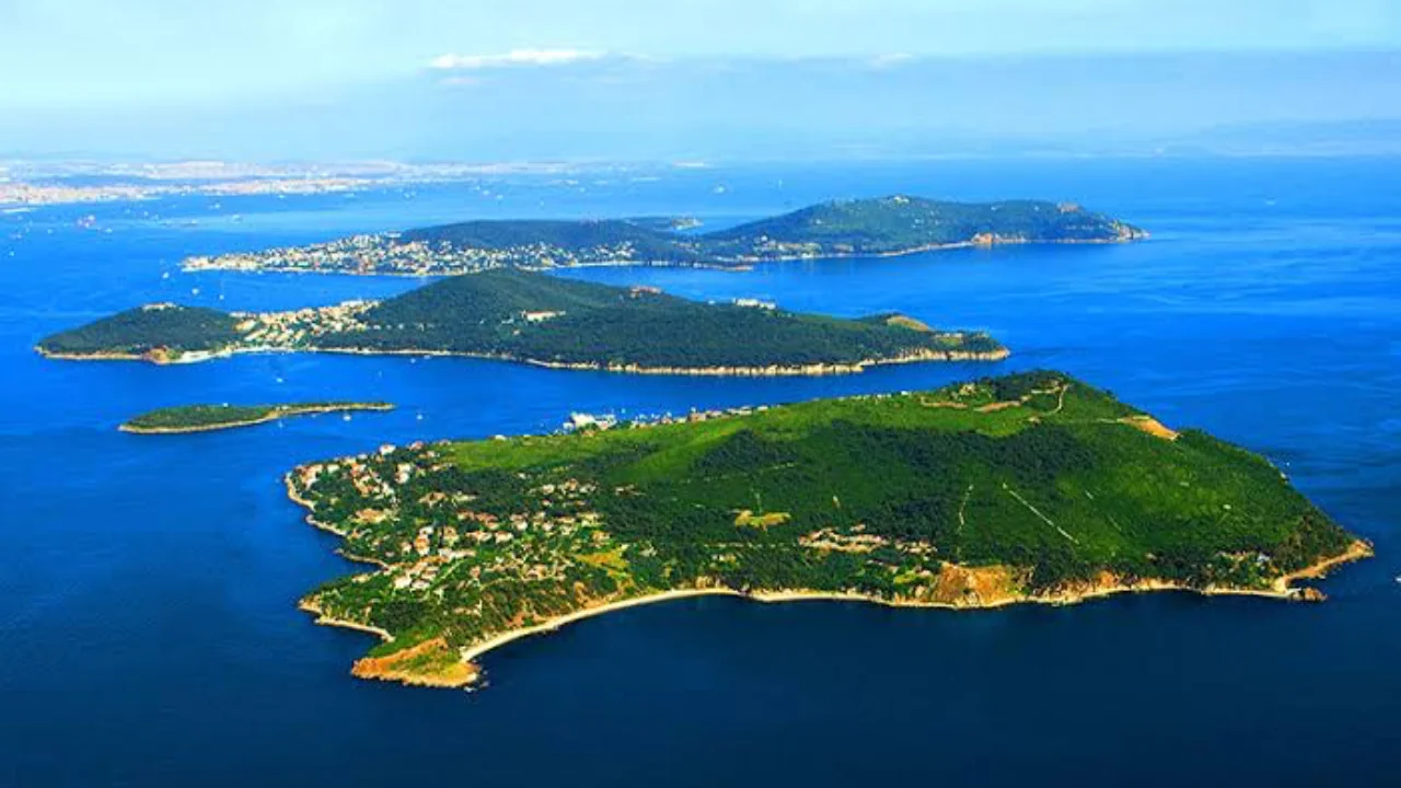 İstanbul Adaları Keşfedin: Ulaşım, Gezi Rotaları ve Etkinlikler