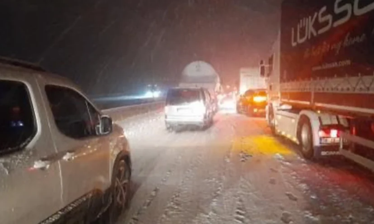 Anadolu Otoyolu’nda Kar Yağışı Trafik Çilesine Dönüştü!