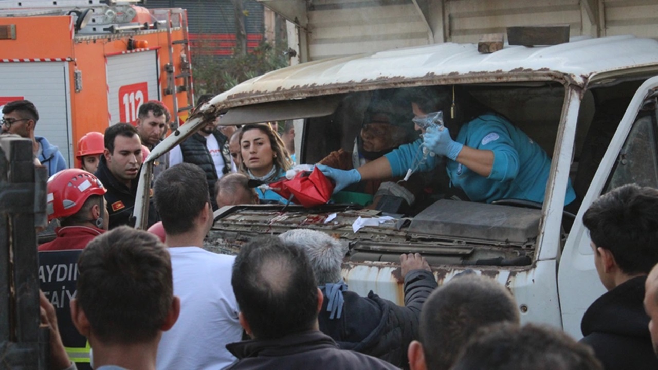 Aydın’da İki Kamyonet Çarpıştı: 1’i Çocuk 4 Yaralı, Kadın Araçta Sıkıştı