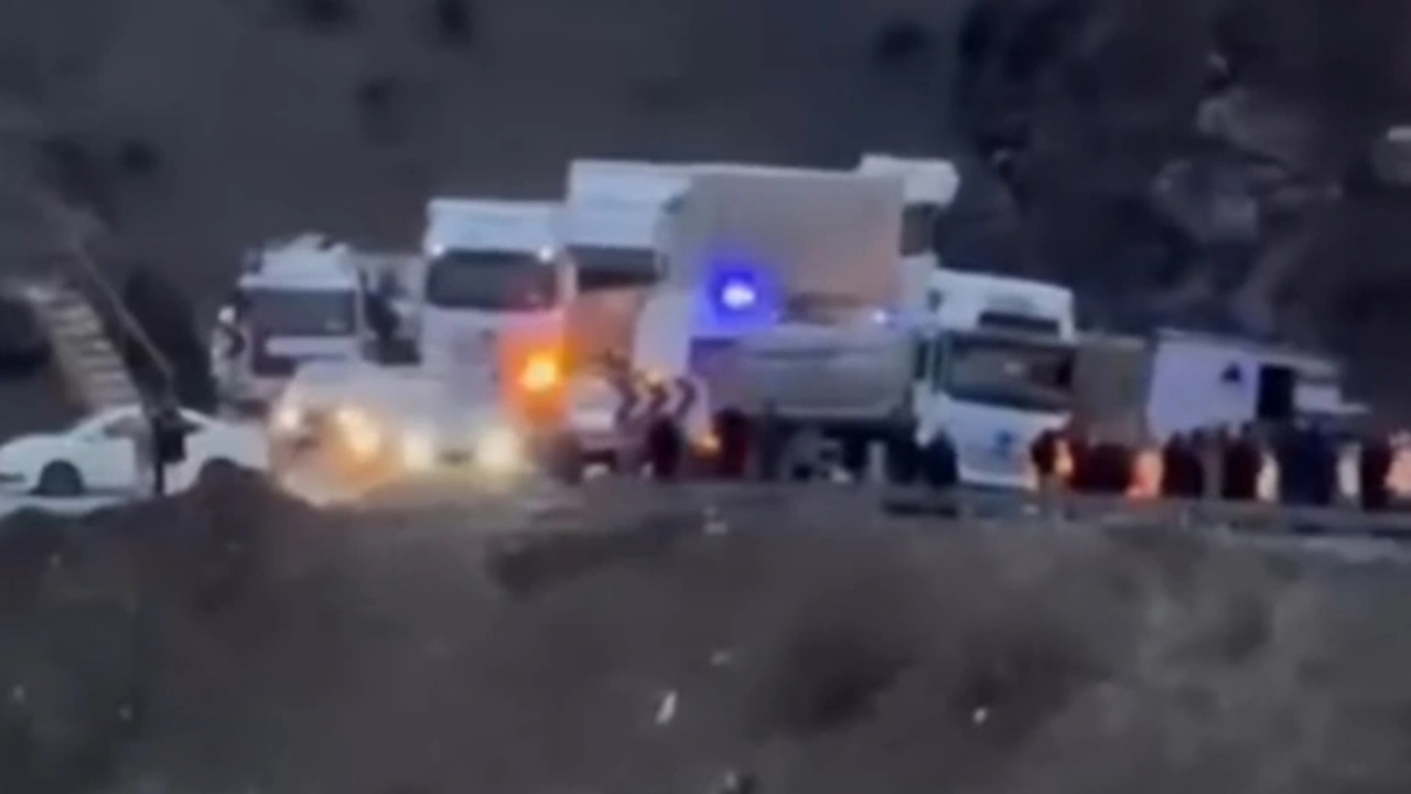 Siirt’te TIR Devrildi: 3 Kişi Yaralandı