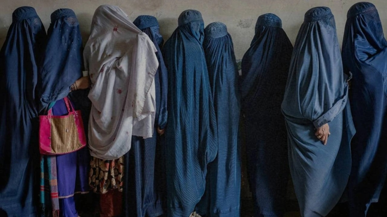 Taliban’dan Kadınlara Yeni Yasak: Pencereden Dışarı Bakmak Yasaklandı