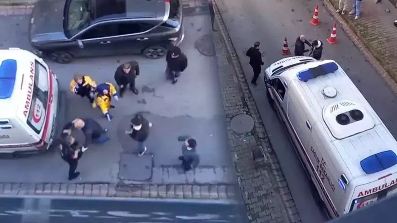 Ümraniye’de Ambulansa Saldırı! Önünü Kesti, Yumrukla Camına Vurdu