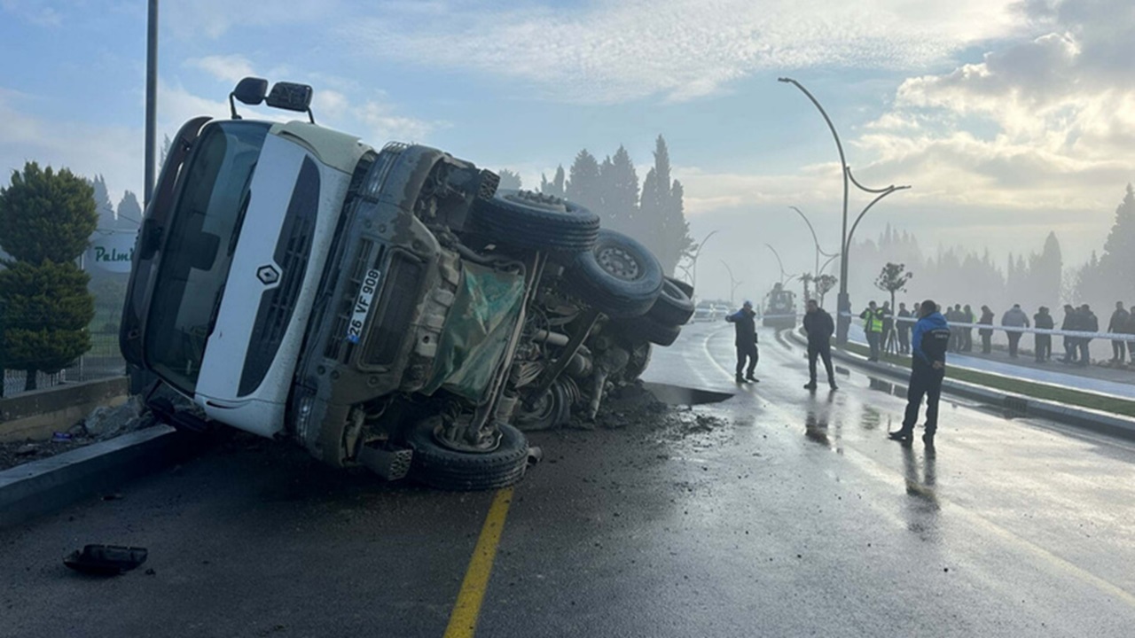 Edremit’te Yol Çöktü, Kamyon Devrildi!