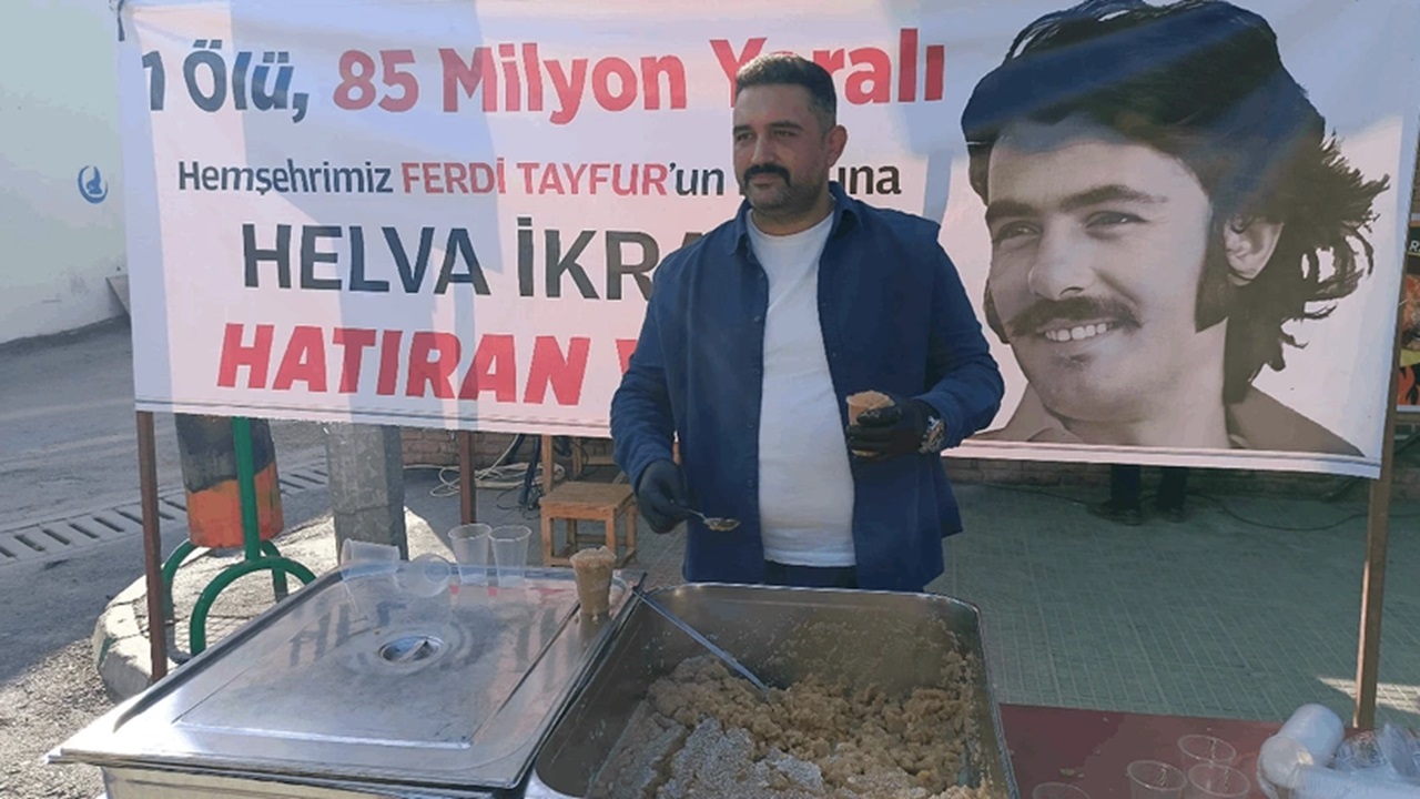 Ferdi Tayfur İçin Adana’da Helva Dağıtıldı: ‘1 Ölü, 85 Milyon Yaralı’