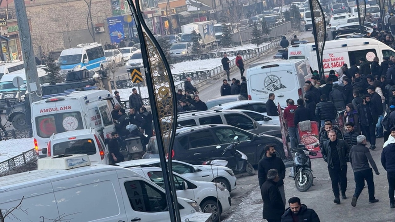 Hakkari’de Sokak Ortasında Bıçaklı Kavga: 1’i Kadın 3 Yaralı