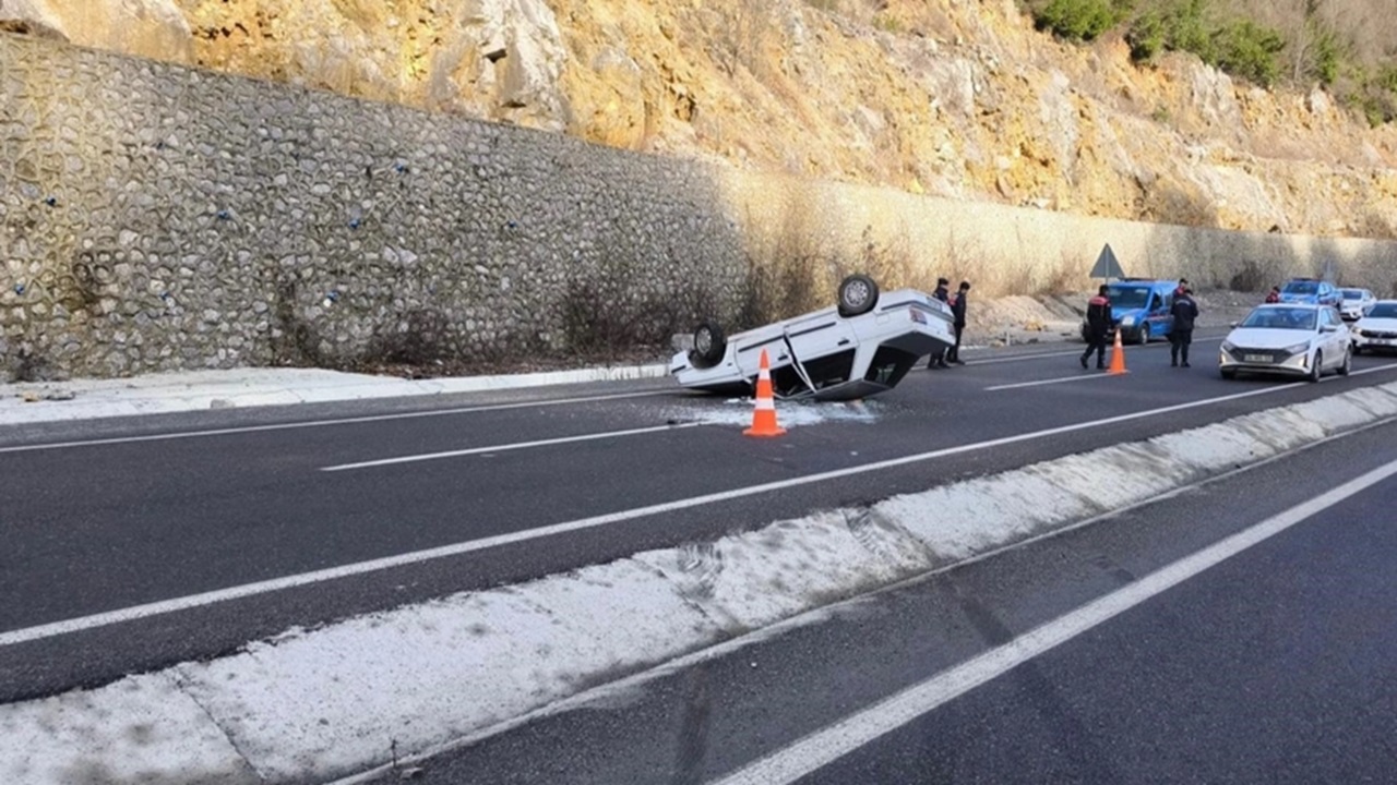 Kontrolden Çıkan Otomobil Ters Döndü: 2 Kişi Yaralandı