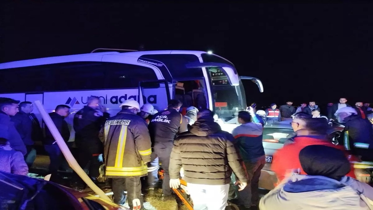 Kozan’da Otobüsle Çarpışan Otomobildeki Çift Yaralandı