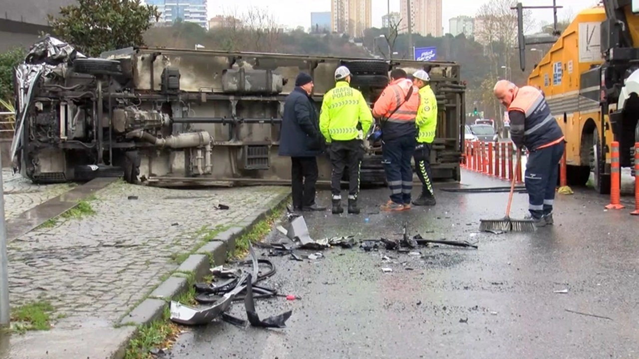 Sarıyer’de Trafik Kazası: Kamyon Yokuşta Kontrolden Çıktı, 3 Kişi Yaralandı